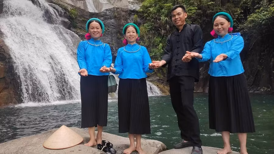 Anh Trạc A Thìn (thứ 2 từ phải sang) và chị Lục Thị Cọm (thứ 2 từ trái sang) trong hội hát soóng cọ. Ảnh: T.H