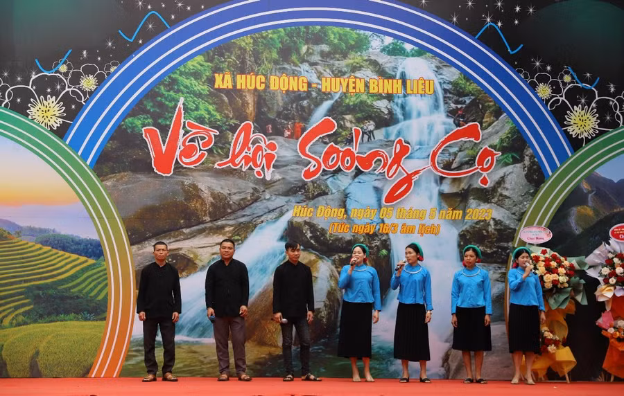 Các đôi trai gái Sán Chỉ hát giao duyên trong ngày hội soóng cọ. Ảnh: T.H