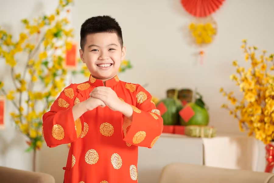 Gìn giữ giá trị cốt lõi của Tết không chỉ là ý thức của người lớn mà còn cần truyền dạy cho con trẻ bằng những việc làm thực tế. Ảnh minh họa