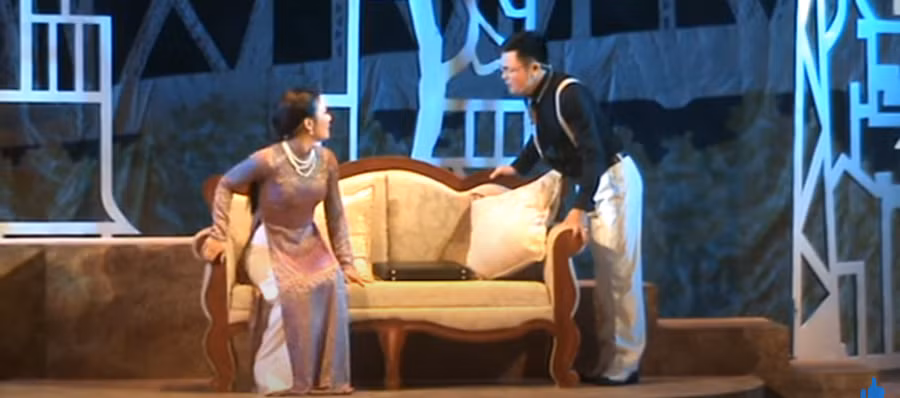 NSND Trọng Bình (phải) vai ông Cơ trong vở cải lương 'Hà Nội gió mùa'. Ảnh: Bình Thanh