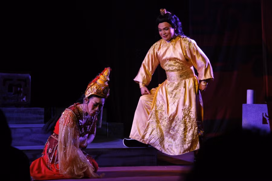 NSND Trọng Bình hóa thân thành Nguyễn Lê lúc thanh niên và khi già trong vở cải lương 'Vua Thánh triều Lê'. Ảnh: Bình Thanh