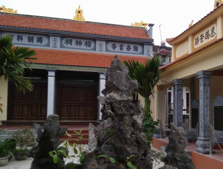 Từ đường nhà bia họ Đỗ tại làng La Ngạn. Từ đường nhà bia họ Đỗ tại làng La Ngạn.