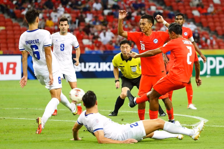 Shakir Hamzah (số 2) chấn thương nặng phải rời sân ngay phút 12.
