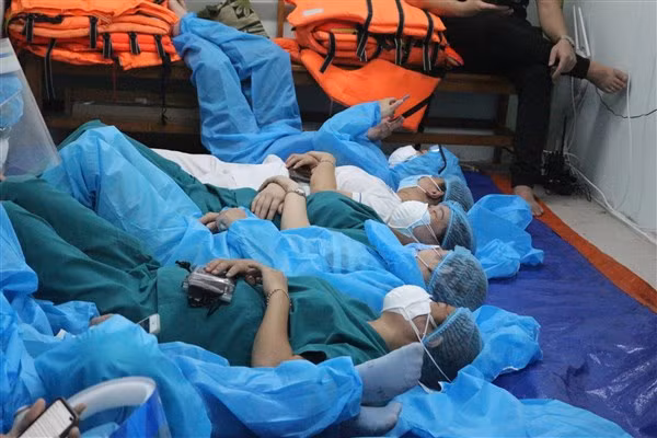 Nhân viên y tế tranh thủ chợp mắt để chuẩn bị tiếp tục lấy mẫu xét nghiệm