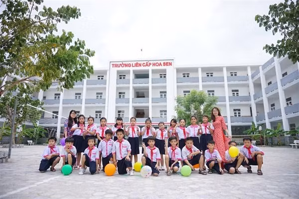 Cô trò Trường liên cấp Hoa Sen Ninh Thuận.