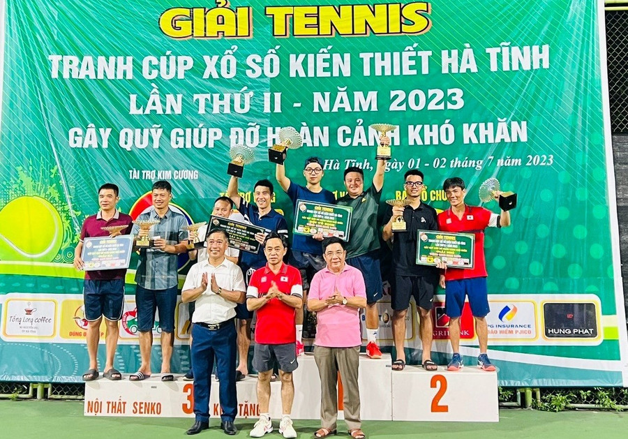 Ban tổ chức trao giải cho các VĐV đạt thành tích cao trong giải đấu. (Ảnh: Vũ Long).