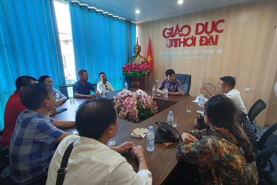 Người dân đến tại Văn phòng đại diện Báo GD&TĐ khu vực Bắc Trung Bộ để phản ánh vụ việc. (Ảnh: Tiến Hiệp). Người dân đến tại Văn phòng đại diện Báo GD&TĐ khu vực Bắc Trung Bộ để phản ánh vụ việc. (Ảnh: Tiến Hiệp).