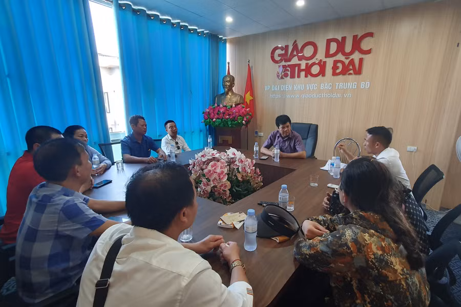 Các nạn nhân trong vụ "vỡ hụi" ở Kỳ Anh đến VP Báo GD&amp;TĐ khu vực Bắc Trung bộ phản ánh vụ việc. (Ảnh: Tiến Hiệp)