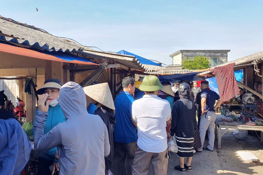 Hàng chục người dân đi tìm Thảo ở chợ Voi để tìm cách giải quyết vào sáng 2/7. (Ảnh: Tiến Hiệp)