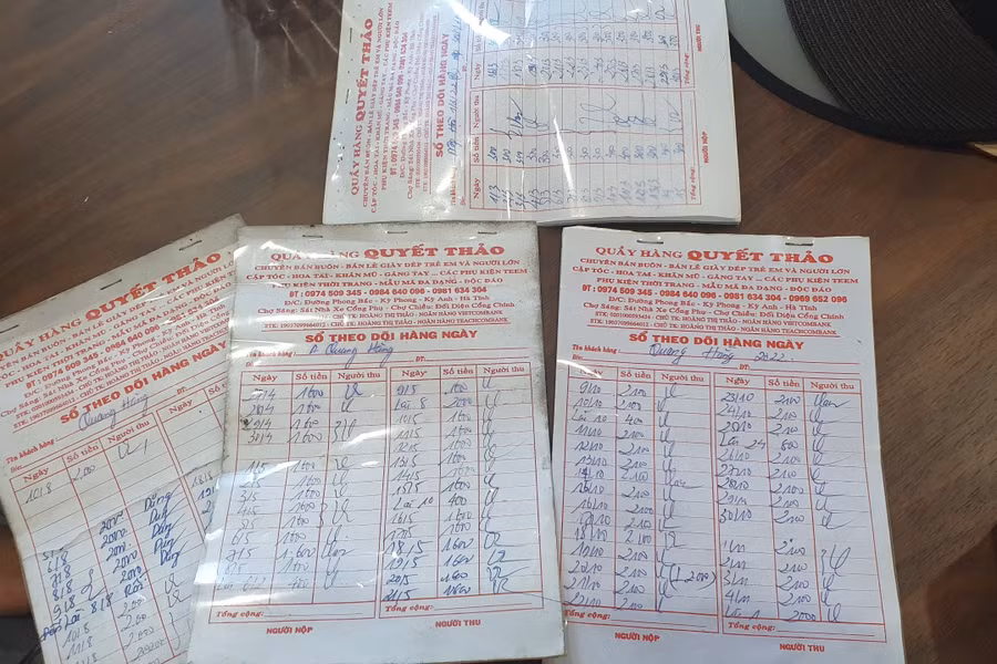 Để người dân tin tưởng, Thảo cấp cho "con hụi" mỗi người một quyển hóa đơn ghi ngày tháng nộp tiền, tiền lãi rõ ràng. (Ảnh: Tiến Hiệp)