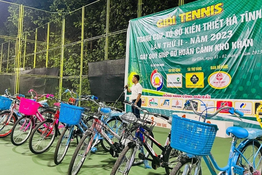 Giải Tennis tranh Cúp xổ số kiến thiết Hà Tĩnh lần 2 đã dành tặng 10 xe đạp cho học sinh nghèo. (Ảnh: Vũ Long).