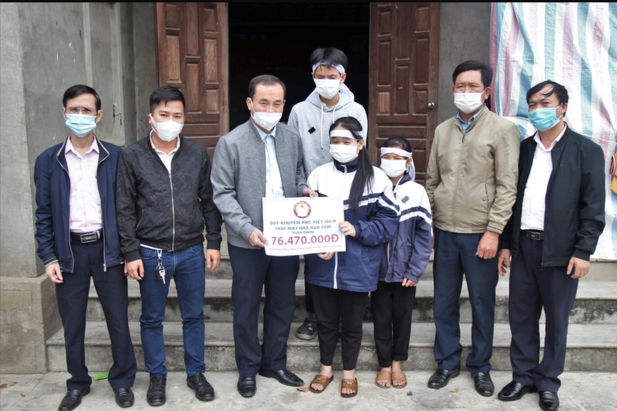 Năm 2021, thầy Thuận kết nối các nhà hảo tâm và các tờ báo giúp đỡ hoàn cảnh học sinh Hà Thị Tân (Trường THCS Đặng Dung) số tiền hơn 500 triệu đồng.