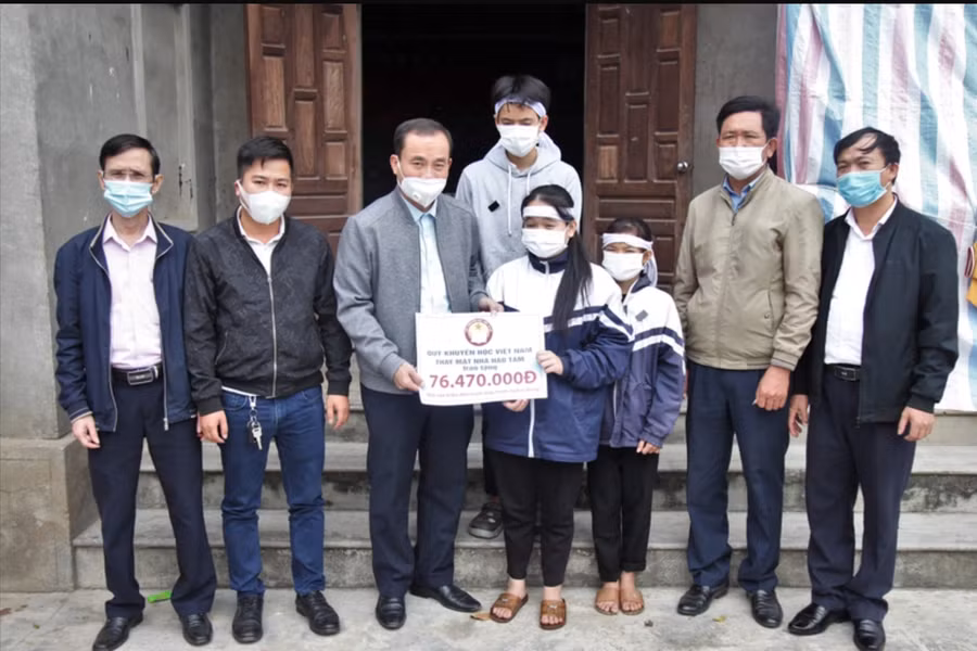 Năm 2021, thầy Thuận kết nối các nhà hảo tâm và các tờ báo giúp đỡ hoàn cảnh học sinh Hà Thị Tân (Trường THCS Đặng Dung) số tiền hơn 500 triệu đồng.