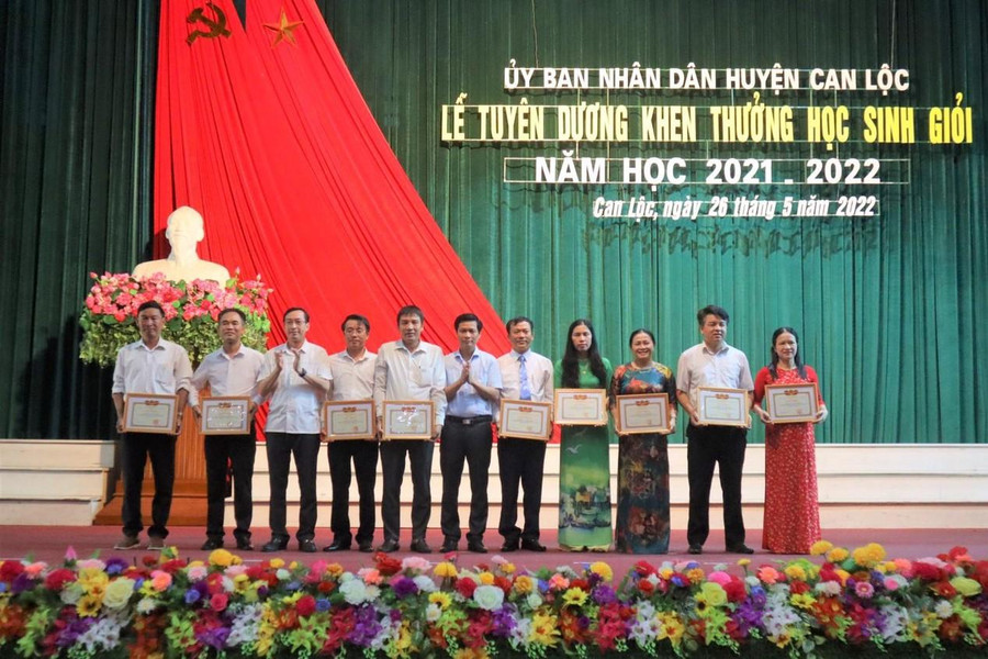 Năm học 2021-2022 ngôi trường thầy Thuận công tác được khen thưởng về thành tích bồi dưỡng học sinh giỏi.