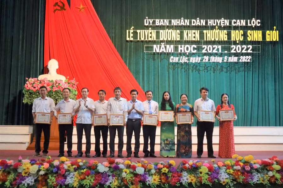 Năm học 2021-2022 ngôi trường thầy Thuận công tác được khen thưởng về thành tích bồi dưỡng học sinh giỏi.