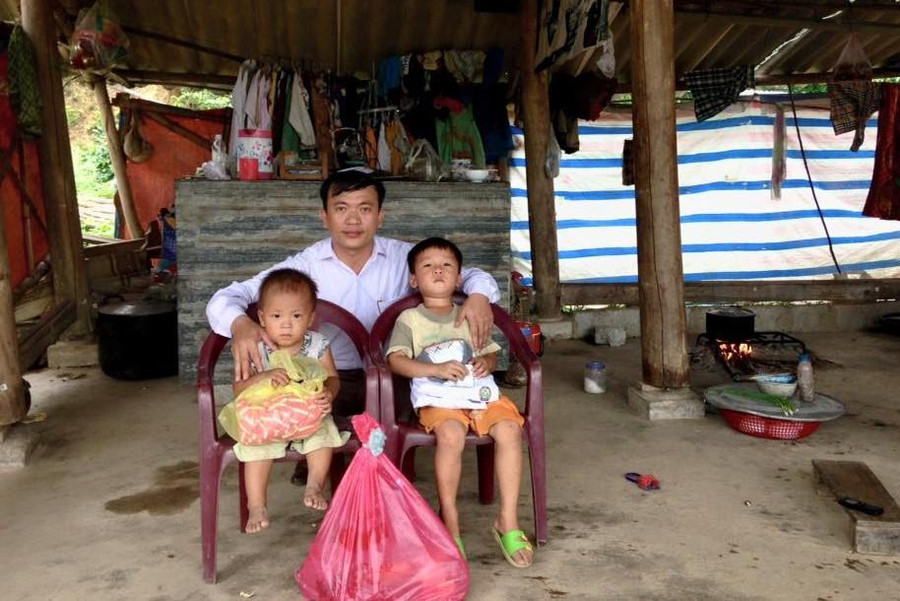 Thầy Thuận thay mặt các nhà hảo tâm trao quà đến những cháu nhỏ có hoàn cảnh khó khăn ở Hà Tĩnh.