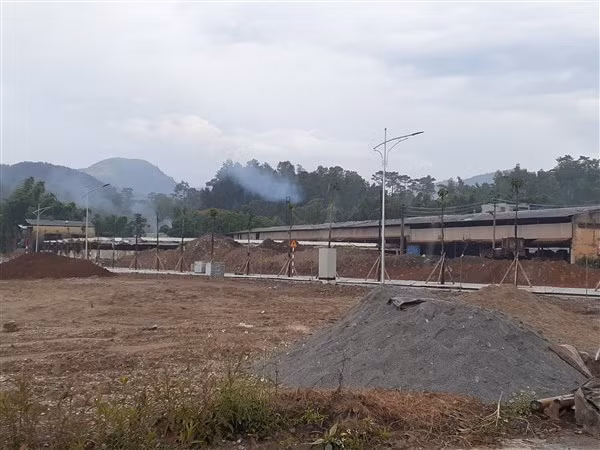 Nhà máy gạch của Công ty Cổ phần Sản xuất Vật liệu và Xây dựng Điện Biên vẫn ngang nhiên hoạt động trong khi 30/8/2021 Sở Xây dựng tỉnh Điện Biên vẫn báo cáo UBND tỉnh rằng công ty này đã “dừng hoạt động”.