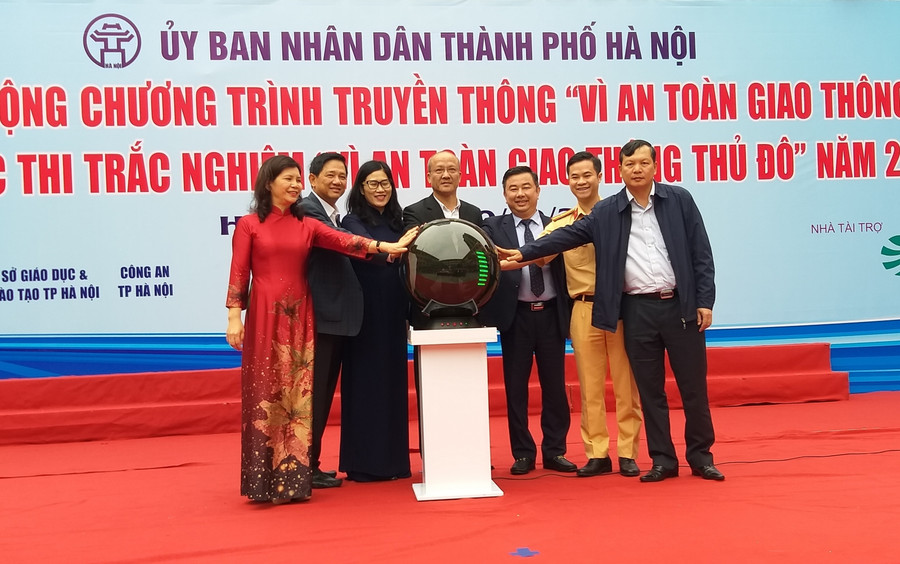 Các đại biểu thực hiện nghi thức phát động Chương trình