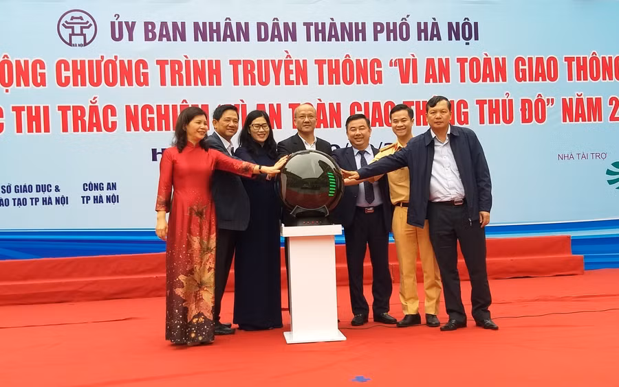 Các đại biểu thực hiện nghi thức phát động Chương trình