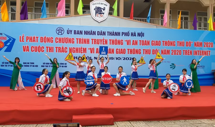 Văn nghệ chào mừng buổi lễ