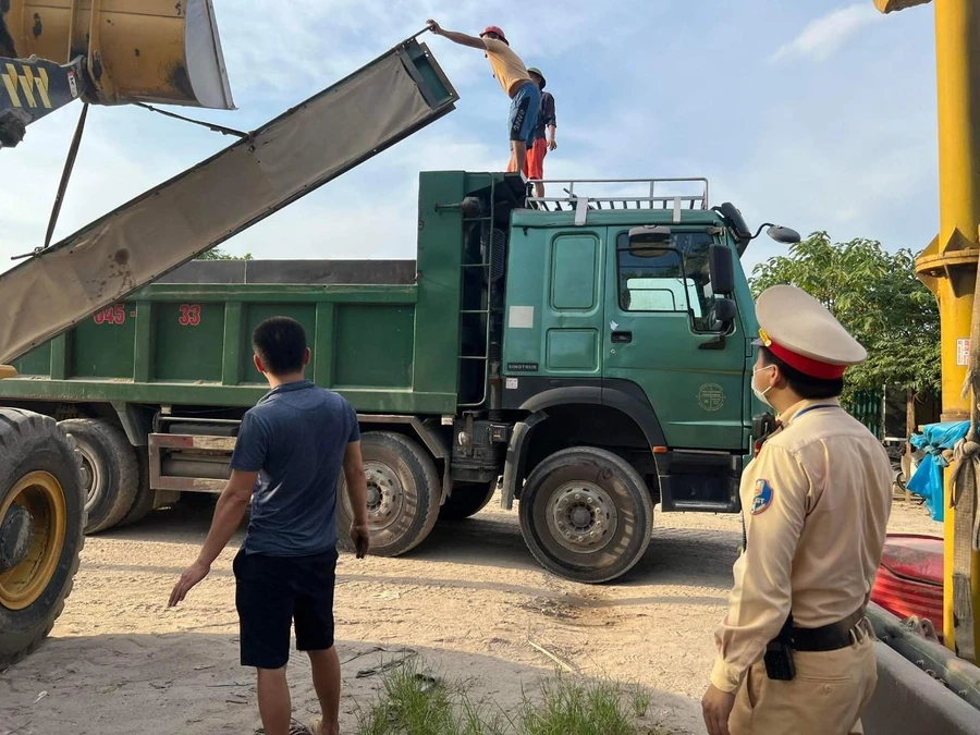 Lực lượng chức năng ra quân xử lý xe quá khổ, quá tải trọng những ngày qua.