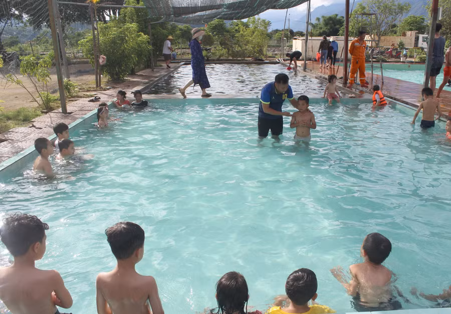 Trẻ tham gia tập bơi tại Lễ phát động toàn dân tập luyện môn bơi phòng, chống đuối nước trẻ em huyện Tân Uyên năm 2022.