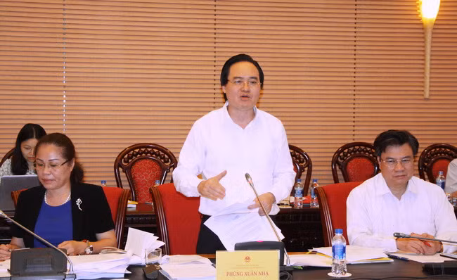 Bộ trưởng Phùng Xuân Nhạ phát biểu tại cuộc họp