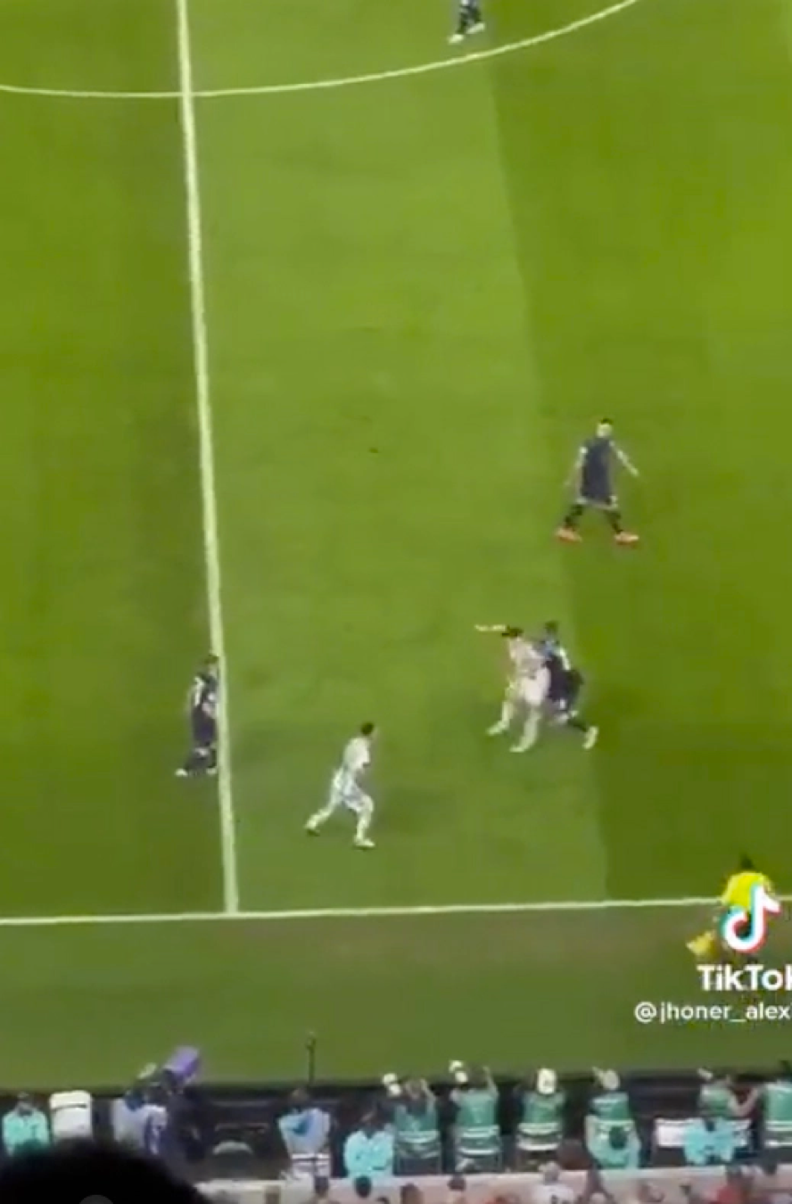 Alvarez chuyền bóng cho Messi. Alvarez chuyền bóng cho Messi.