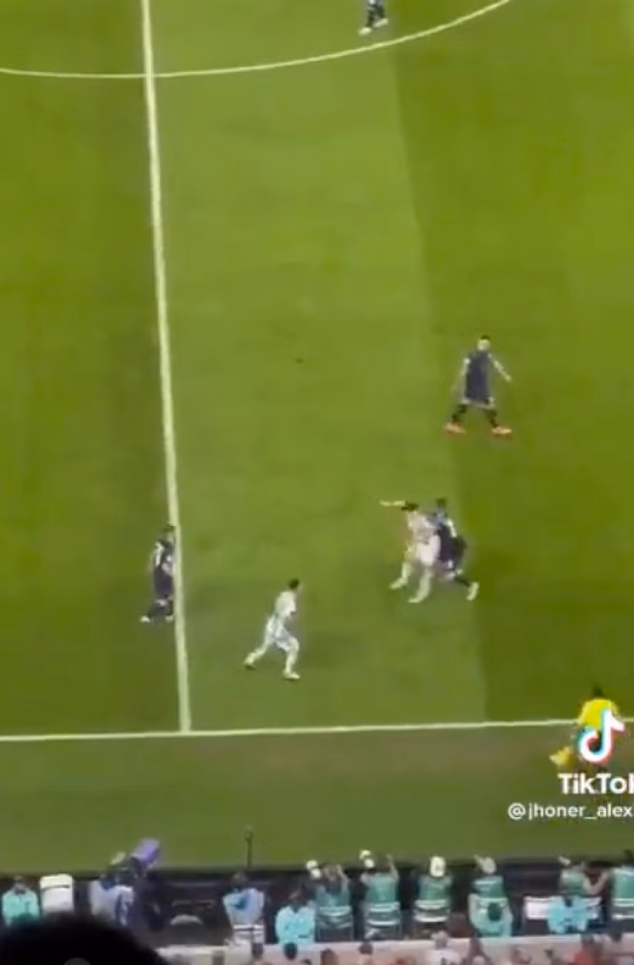 Alvarez chuyền bóng cho Messi.