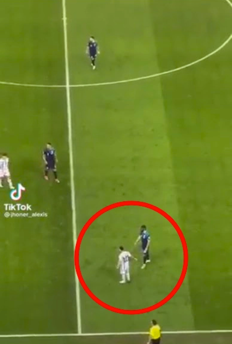 Messi chỉ điểm cho đàn em Julian Alvarez. Messi chỉ điểm cho đàn em Julian Alvarez.