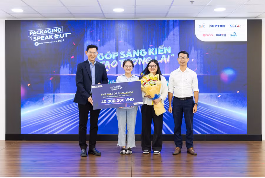 Đội Scoopy đến từ trường Đại học Kiến trúc TPHCM đã xuất sắc trở thành Quán quân của cuộc thi năm nay với ý tưởng thiết kế bao bì hạt quà Tết.