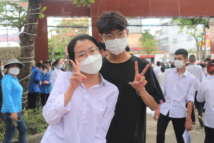 Nhiều thí sinh phấn khởi sau khi kết thúc ngày thi đầu tiên.