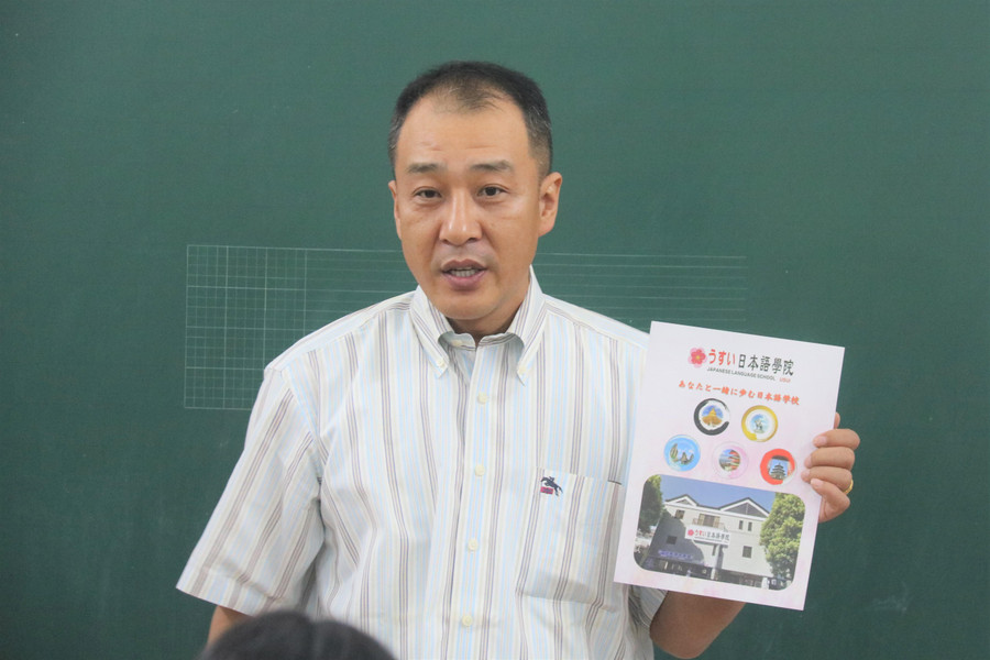 Ông Takehiro – Hiệu trưởng Học viện Nhật ngữ Usui (Nhật Bản) giới thiệu về trường học đối với các du học sinh đang học tiếng tại Công ty Đông Dương. Ông Takehiro – Hiệu trưởng Học viện Nhật ngữ Usui (Nhật Bản) giới thiệu về trường học đối với các du học sinh đang học tiếng tại Công ty Đông Dương.