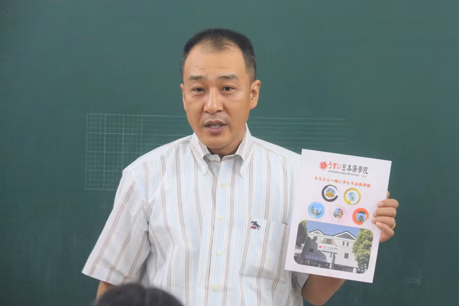 Ông Takehiro – Hiệu trưởng Học viện Nhật ngữ Usui (Nhật Bản) giới thiệu về trường học đối với các du học sinh đang học tiếng tại Công ty Đông Dương.