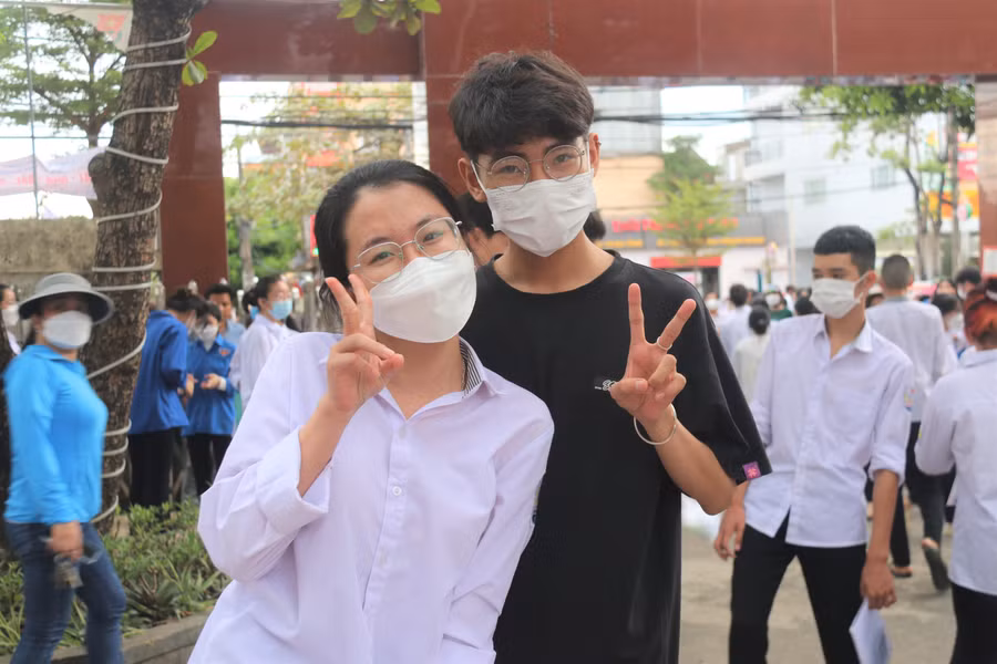 Nhiều thí sinh phấn khởi sau khi kết thúc ngày thi đầu tiên.