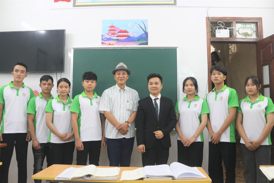 Ông Takehiro – Hiệu trưởng Học viện Nhật ngữ Usui chụp ảnh cùng lãnh đạo và các học viên của Công ty Đông Dương. Ông Takehiro – Hiệu trưởng Học viện Nhật ngữ Usui chụp ảnh cùng lãnh đạo và các học viên của Công ty Đông Dương.