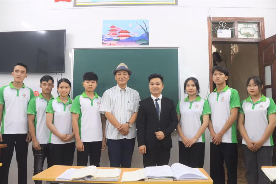 Ông Takehiro – Hiệu trưởng Học viện Nhật ngữ Usui chụp ảnh cùng lãnh đạo và các học viên của Công ty Đông Dương.