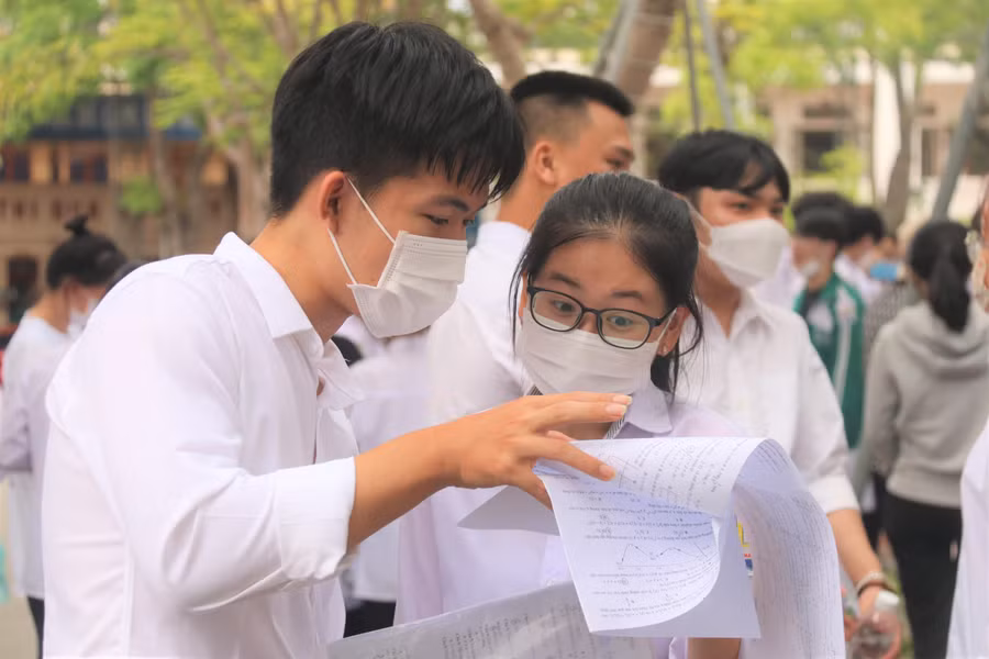 Thí sinh trao đổi nội dung bài thi sau khi kết thúc môn Toán. Thí sinh trao đổi nội dung bài thi sau khi kết thúc môn Toán.
