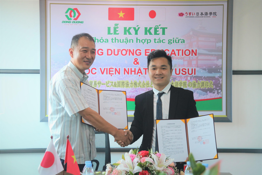 Ông Hồ Văn Danh (bên phải) - Giám đốc Công ty Đông Dương trao thỏa thuận ký kết hợp tác với ông Takehiro – Hiệu trưởng Học viện Nhật ngữ Usui (Nhật Bản). Ông Hồ Văn Danh (bên phải) - Giám đốc Công ty Đông Dương trao thỏa thuận ký kết hợp tác với ông Takehiro – Hiệu trưởng Học viện Nhật ngữ Usui (Nhật Bản).