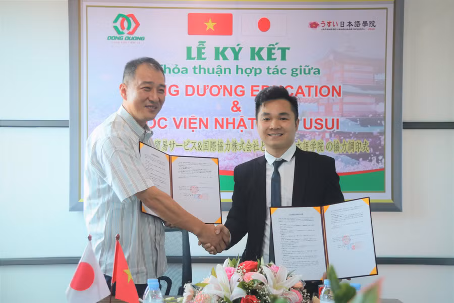 Ông Hồ Văn Danh (bên phải) - Giám đốc Công ty Đông Dương trao thỏa thuận ký kết hợp tác với ông Takehiro – Hiệu trưởng Học viện Nhật ngữ Usui (Nhật Bản).