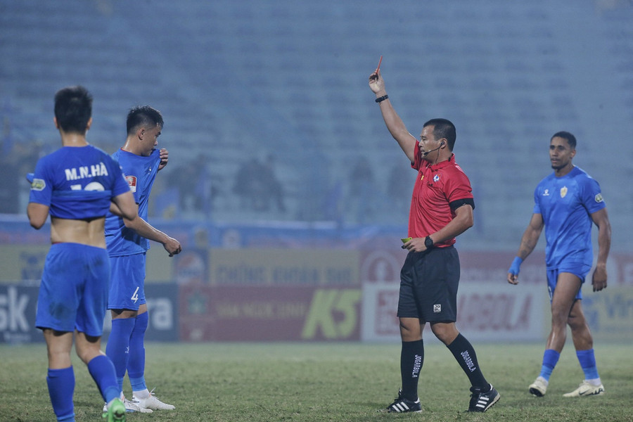 Tăng Tiến phải nhận thẻ đỏ vì triệt hạ Tuấn Hải. Tăng Tiến phải nhận thẻ đỏ vì triệt hạ Tuấn Hải.