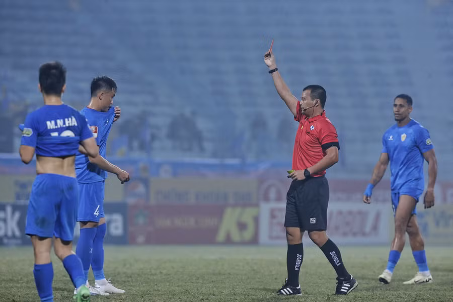Tăng Tiến phải nhận thẻ đỏ vì triệt hạ Tuấn Hải.