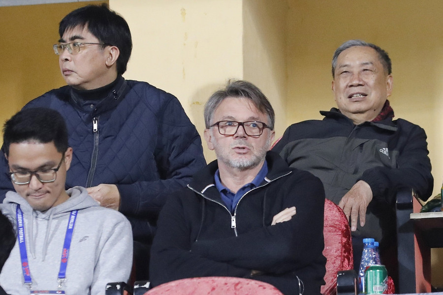 HLV Philippe Troussier tỏ ra lo lắng khi dự khán trận Hà Nội FC gặp CLB Quảng Nam và chứng kiến Tuấn Hải chấn thương. HLV Philippe Troussier tỏ ra lo lắng khi dự khán trận Hà Nội FC gặp CLB Quảng Nam và chứng kiến Tuấn Hải chấn thương.