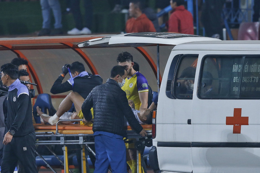 Tuấn Hải phải lên xe cứu thương tới bệnh viện. Tuấn Hải phải lên xe cứu thương tới bệnh viện.