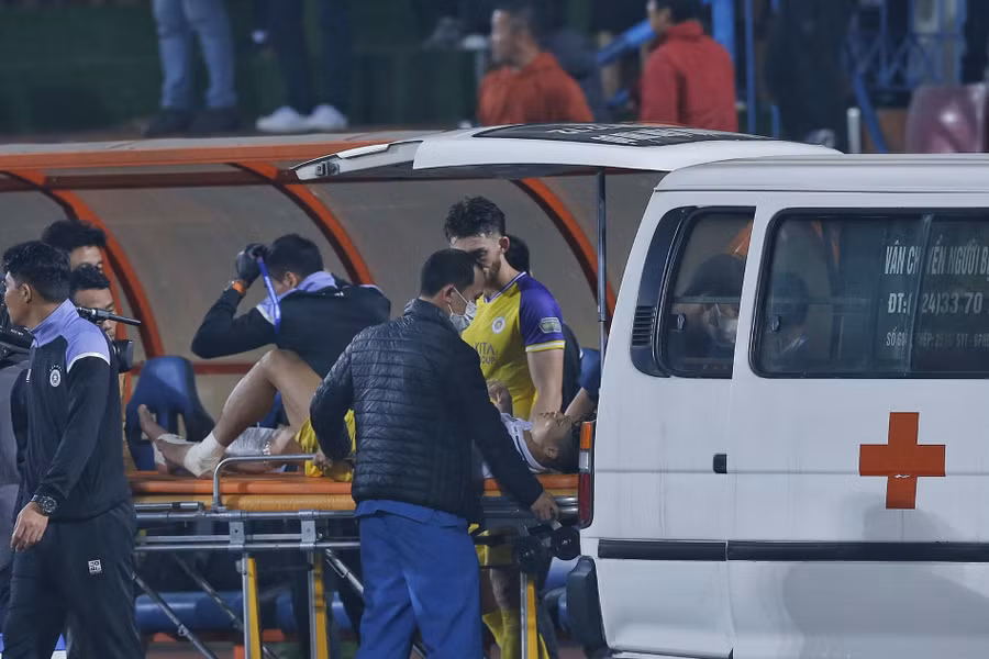Tuấn Hải phải lên xe cứu thương tới bệnh viện.