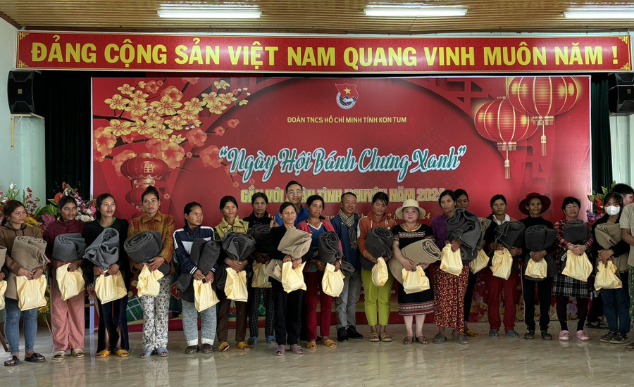 Những món quà Tết giúp người dân đón năm mới ấm áp, trọn vẹn hơn. Ảnh: Dung Nguyễn