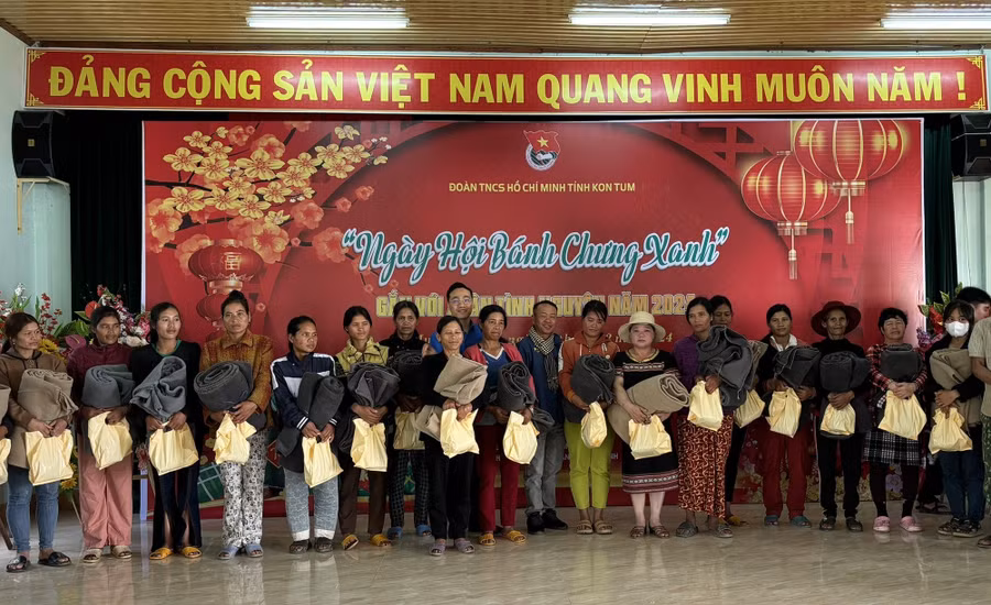 Những món quà Tết giúp người dân đón năm mới ấm áp, trọn vẹn hơn. Ảnh: Dung Nguyễn