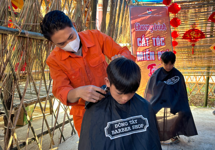 Học sinh vùng khó Kon Tum được cắt tóc miễn phí nhân dịp Tết đến Xuân về. Ảnh: Dung Nguyễn