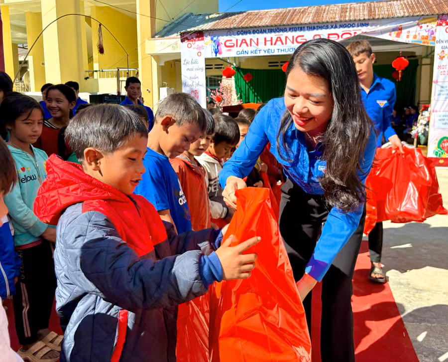 Chị Y Việt Sa - Phó Bí thư Tỉnh đoàn Kon Tum tặng quà Tết cho học sinh huyện biên giới Đăk Glei (Kon Tum). Ảnh: Dung Nguyễn