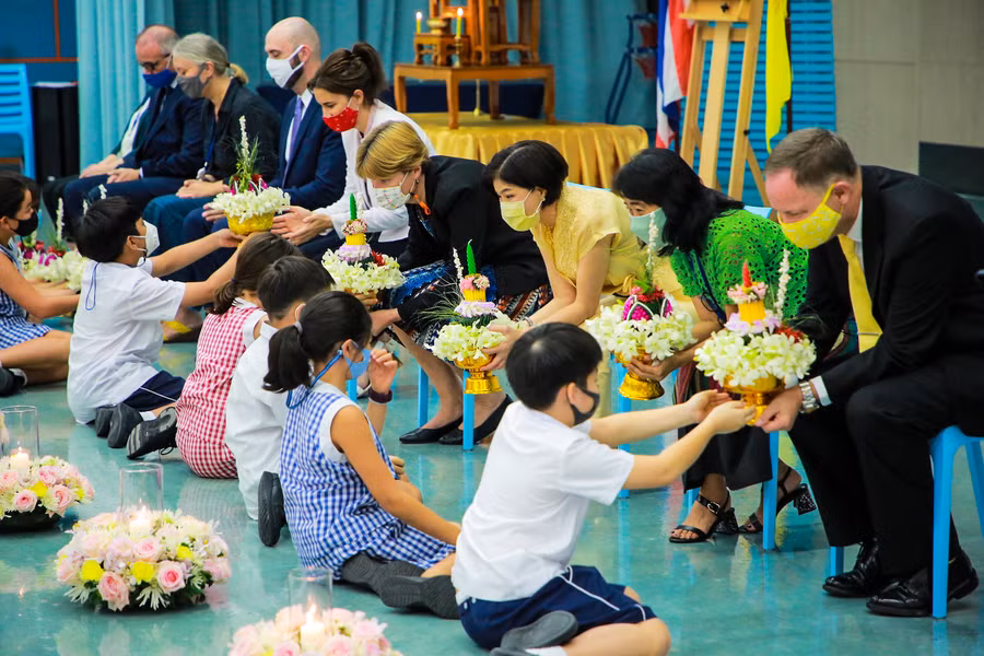 Học sinh Thái Lan bày tỏ lòng biết ơn thầy cô trong lễ 'Wai Kru'.